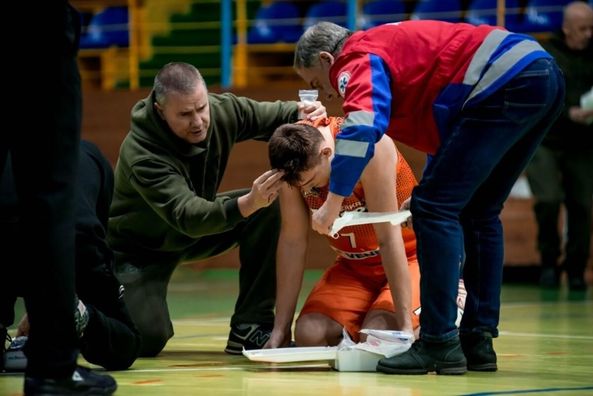 Українського баскетболіста забрала швидка, а матч зупинили через кров на паркеті – моторошна травма в матчі Суперліги