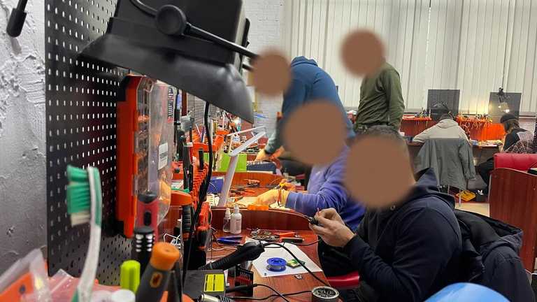 Інженери "Дронарні" за робочими станціями Інженери "Дронарні" за робочими станціями