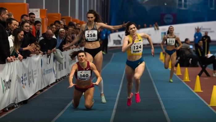 Украинская бегунья потерпела ужасное падение за несколько метров до золота на ЧУ по легкой атлетике