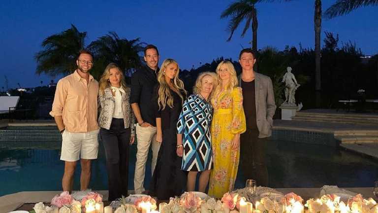 Кортні Реум крайній зліва, його брат Картер з Періс стоять по центру / Фотоinstagram.com/courtneyreum Кортні Реум крайній зліва, його брат Картер з Періс стоять по центру / Фотоinstagram.com/courtneyreum