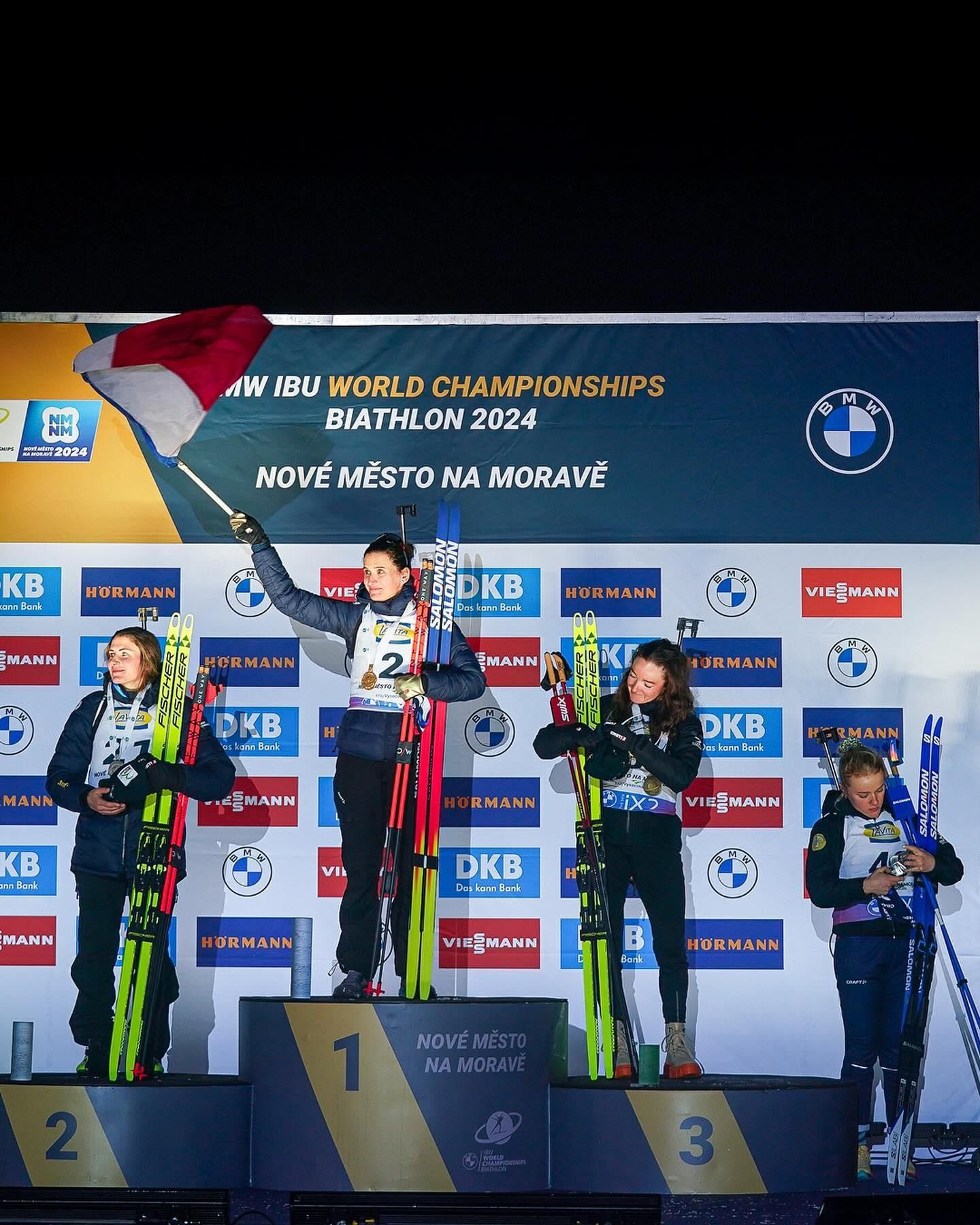 Французские биатлонистки во время награждения / Фото instagram.com/mfnordicfestival Французские биатлонистки во время награждения / Фото instagram.com/mfnordicfestival