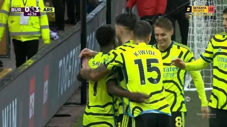 Игроки Арсенала празднуют гол / Скриншот из трансляции Игроки Арсенала празднуют гол / Скриншот из трансляции