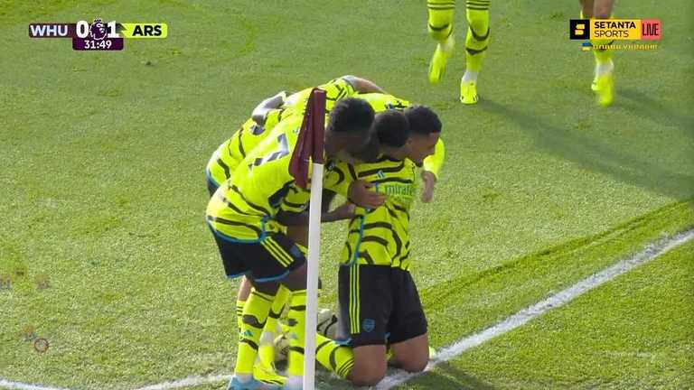 Игроки Арсенала празднуют гол / Скриншот из трансляции Игроки Арсенала празднуют гол / Скриншот из трансляции