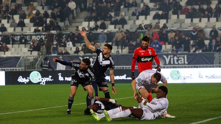 Момент с травмой Элиса / Фото из Twitter Момент с травмой Элиса / Фото из Twitter