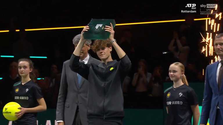Янник Синнер с наградой / Скриншот с трансляции Янник Синнер с наградой / Скриншот с трансляции