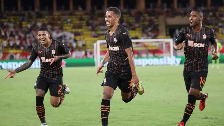 Педриньо (по центру) / Фото ФК Шахтер Педриньо (по центру) / Фото ФК Шахтер