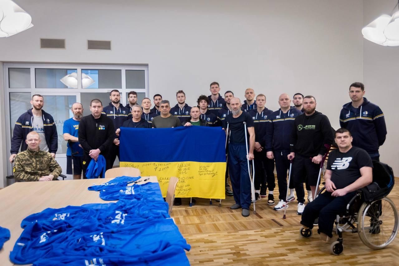 Зустріч збірної України та військових / Фото ФБУ Зустріч збірної України та військових / Фото ФБУ