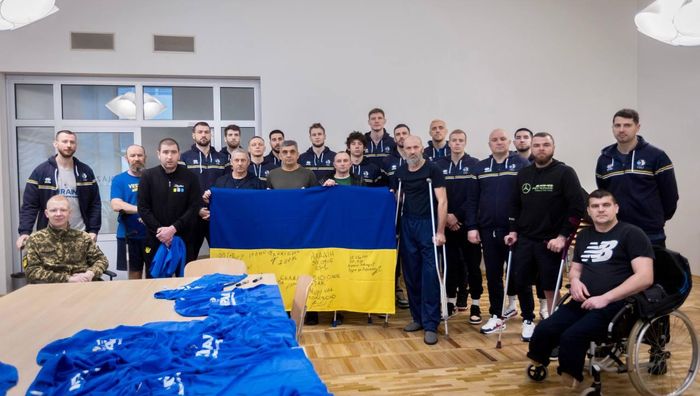 Сборная Украины в баскетбол запросила раненых бойцов ЗСУ на важный матч – фото теплой встречи