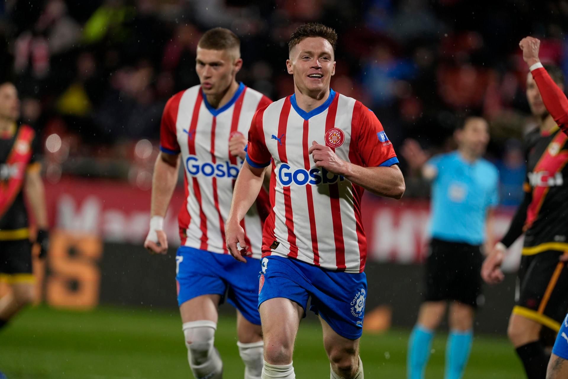 Віктор Циганков і Артем Довбик / Фото: EFE