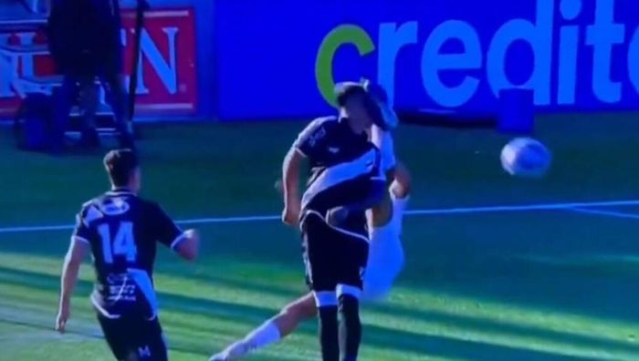 В Уругвае игрок ногой зацедил в лицо соперника после удара бисиклетой - видео нокаута
