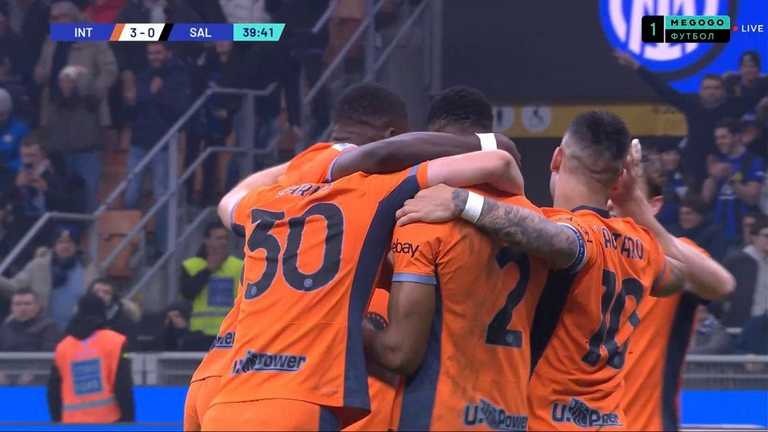 Игроки Интера празднуют / Скриншот с трансляции Игроки Интера празднуют / Скриншот с трансляции