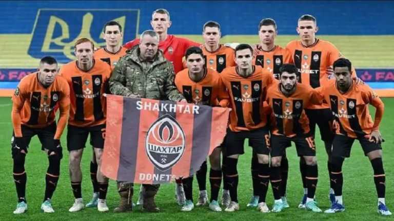 Игроки Шахтера и военный Виктор Жарук / Фото донецкого клуба Игроки Шахтера и военный Виктор Жарук / Фото донецкого клуба