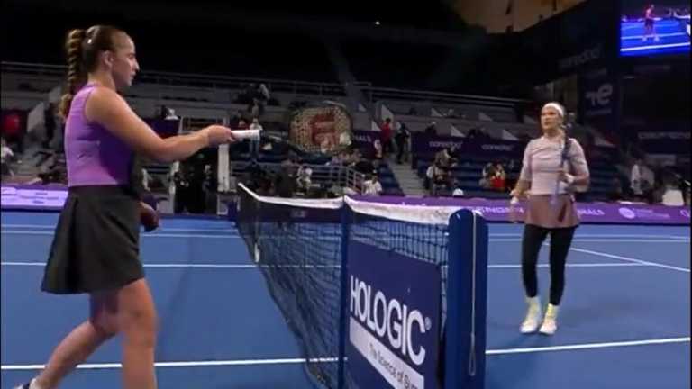 Остапенко не потиснула руку Азаренко / Скріншот з відео WTA Остапенко не потиснула руку Азаренко / Скріншот з відео WTA