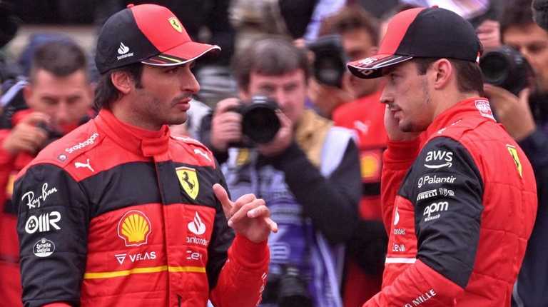 Карлос Сайнс і Шарль Леклер / Фото EFE Карлос Сайнс і Шарль Леклер / Фото EFE