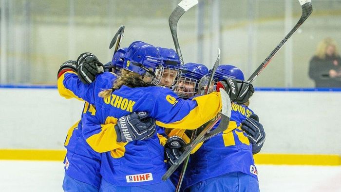 Сборная Украины по хоккею разгромной победой стартовала на женском ЧМ-2024 - больно досталось игрокам Болгарии