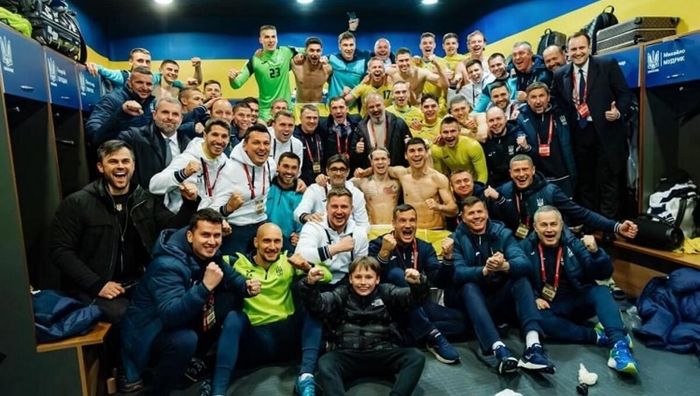 Шевченко в раздевалке трогательно поздравил сборную Украины с выходом на Евро - трогательное видео