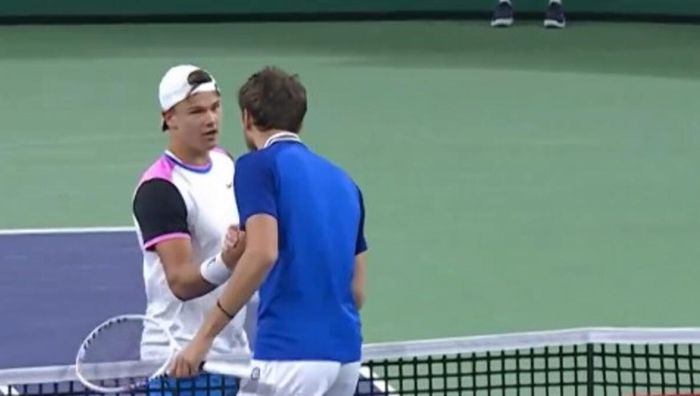 Российский теннисист обиделся на оппонента и устроил истерику во время матча 1/4 ATP в Индиан-Уэллсе