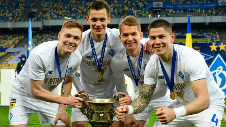 Володимир Шепелєв з гравцями Динамо / Архівне фото ФК Динамо Володимир Шепелєв з гравцями Динамо / Архівне фото ФК Динамо