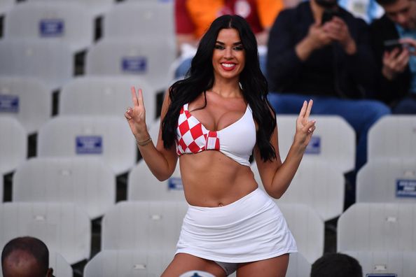 Найсексуальніша фанатка світу готується підкорювати німецькі стадіони на Євро-2024