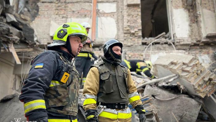 В результате ракетной атаки россии разрушен спортзал в Киеве - 2 человека госпитализированы