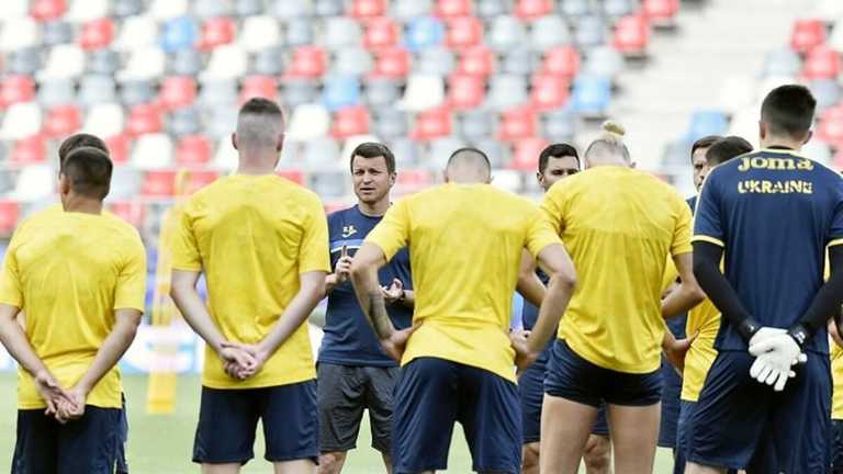 Ротань з гравцями / Фото УАФ Ротань з гравцями / Фото УАФ