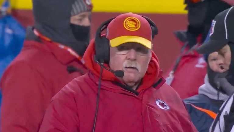 Тренер Канзас-Сіті Енді Ріда з замерзлими вусами / стоп-кадр з відео Тренер Канзас-Сіті Енді Ріда з замерзлими вусами / стоп-кадр з відео