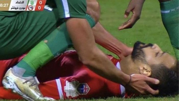 Футболист сборной Египта пережил остановку сердца прямо на поле - видео страшного эпизода