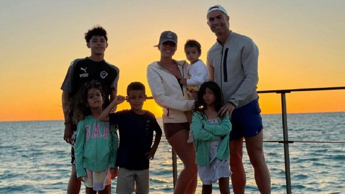 Роналду зі сім'єю / Фото instagram.com/georginagio