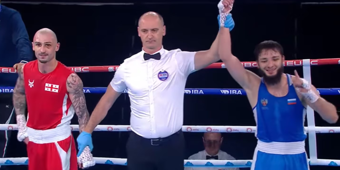 Грузинський боксер відмовився від фото з росіянином після скандалу на ЧЄ – відео 