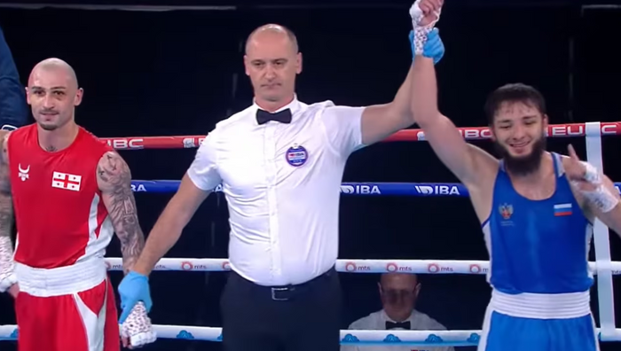 Грузинський боксер відмовився від фото з росіянином після скандалу на ЧЄ – відео 