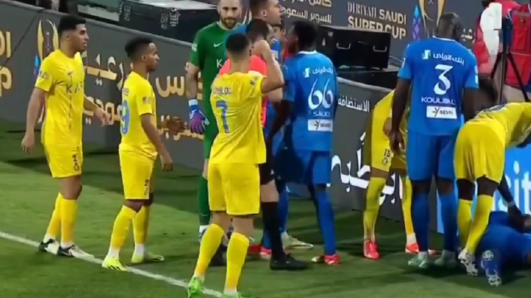 Роналду замахується на суддю / Скріншот з відео Роналду замахується на суддю / Скріншот з відео