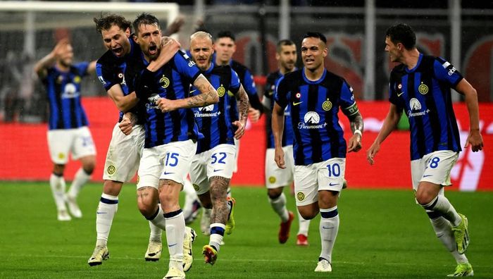 Досрочное чемпионство "нерадзурри" и драка в видеообзоре матча Милан – Интер – 1:2