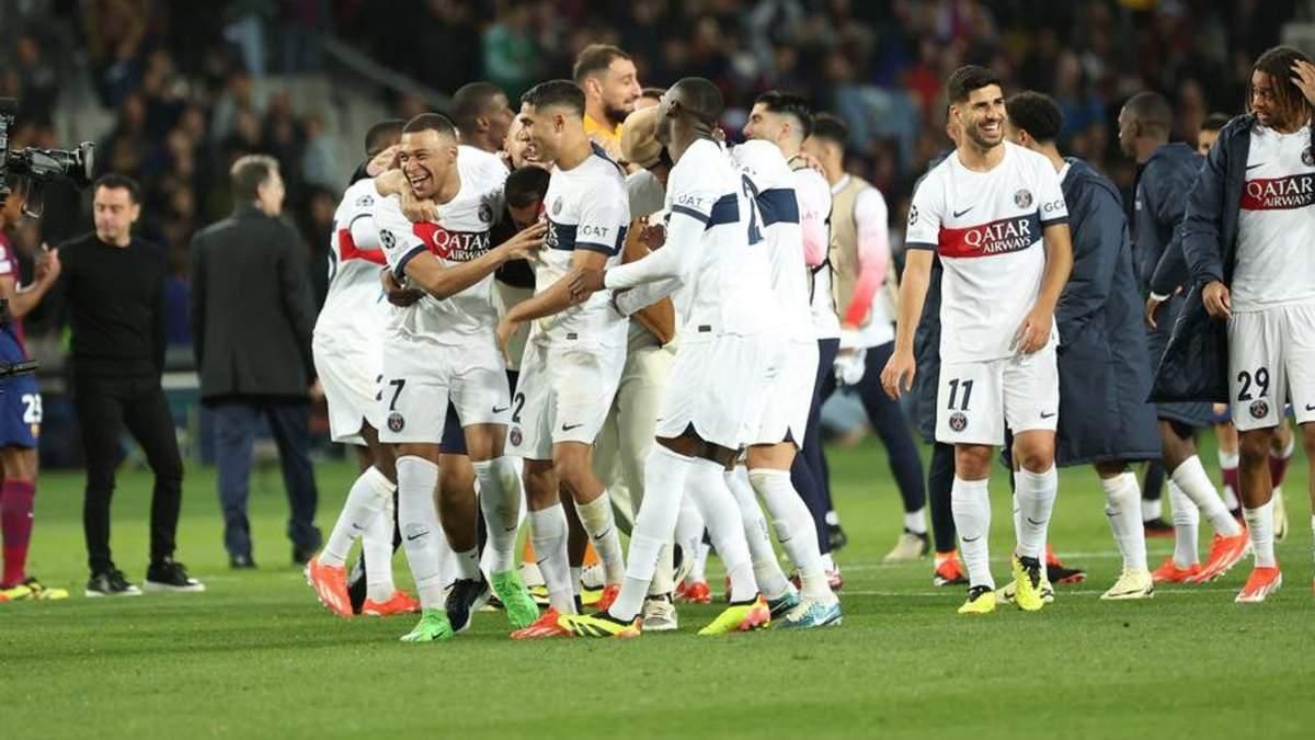 Мбаппе в объятиях партнеров по команде / фото: N. Luttiau/L'Équipe