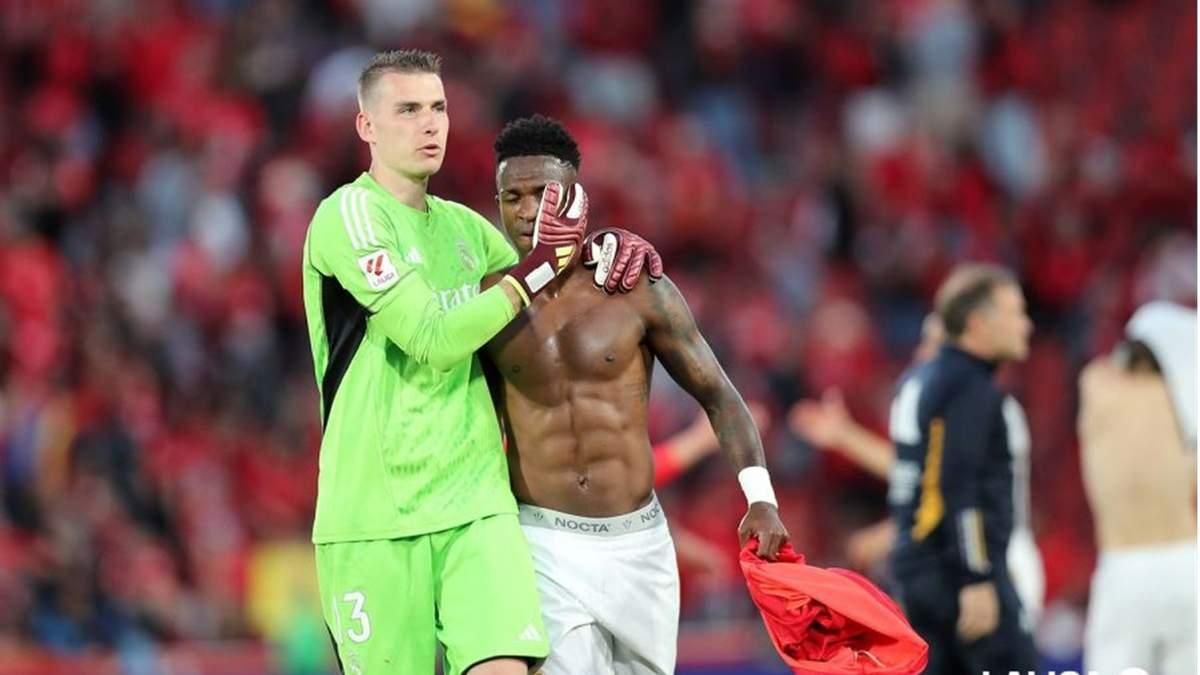 Андрій Лунін та Вінісіус / фото: офіційний сайт Ла Ліги 