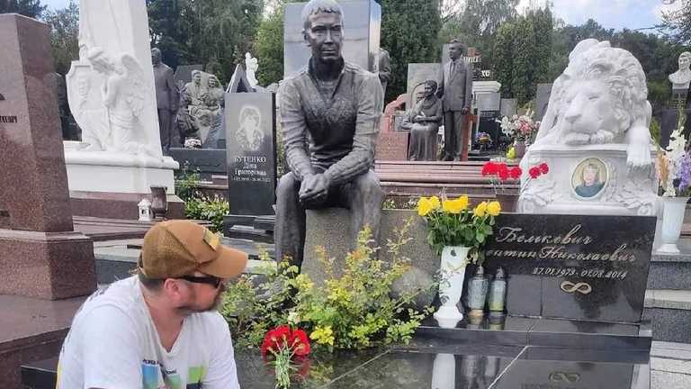 Артем Мілевський на могилі Валентина Белькевича / Фото instagram.com/timi1010