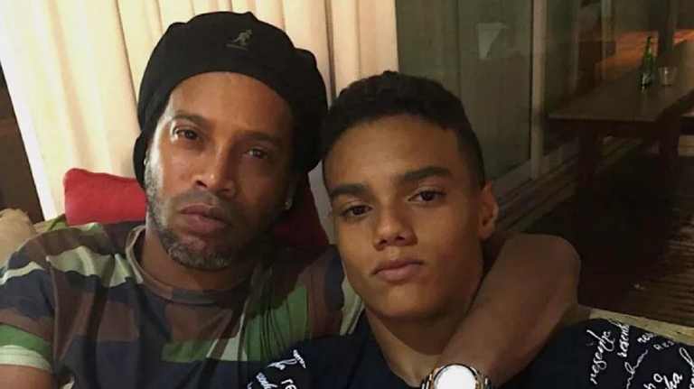 Роналдиньо с сыном / Фото: Instagram Роналдиньо с сыном / Фото: Instagram