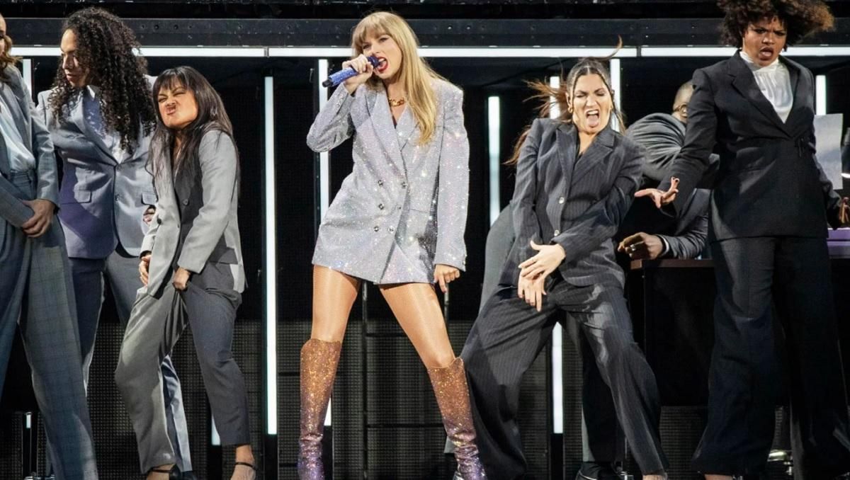 Тейлор Свіфт (по центру) / Фото EFE Тейлор Свіфт (по центру) / Фото EFE