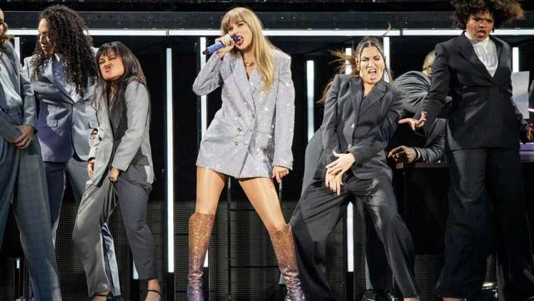 Тейлор Свіфт (по центру) / Фото EFE Тейлор Свіфт (по центру) / Фото EFE