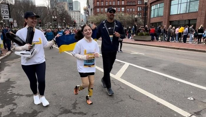 12-річна дівчинка, яка втратила обидві ноги від ракетного удару, пробігла 5 км і зібрала 615 тисяч для героя