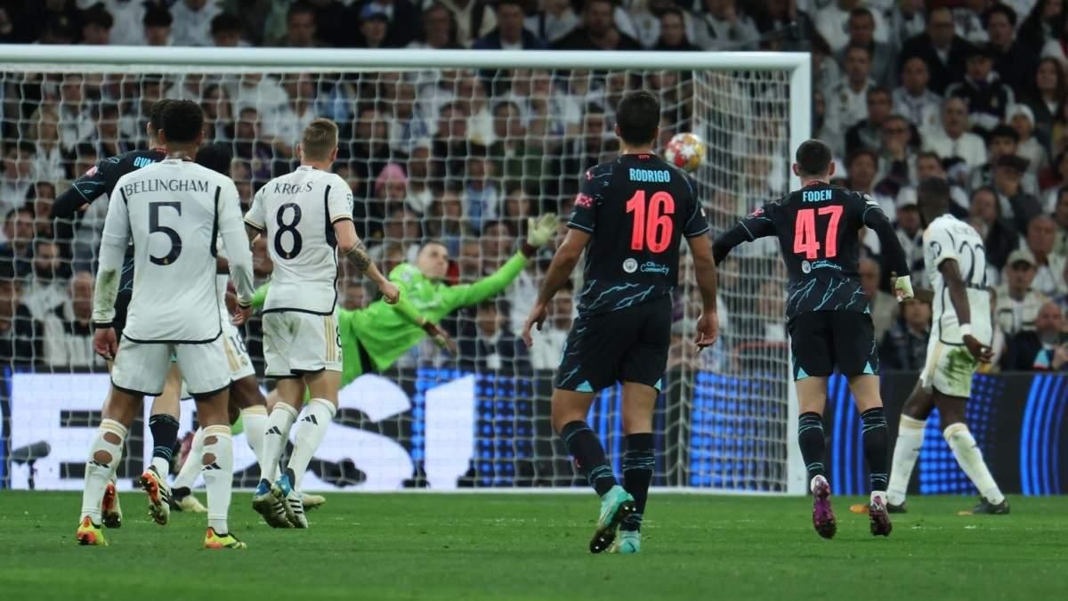 Фоден пробиває по воротах Луніна / EFE