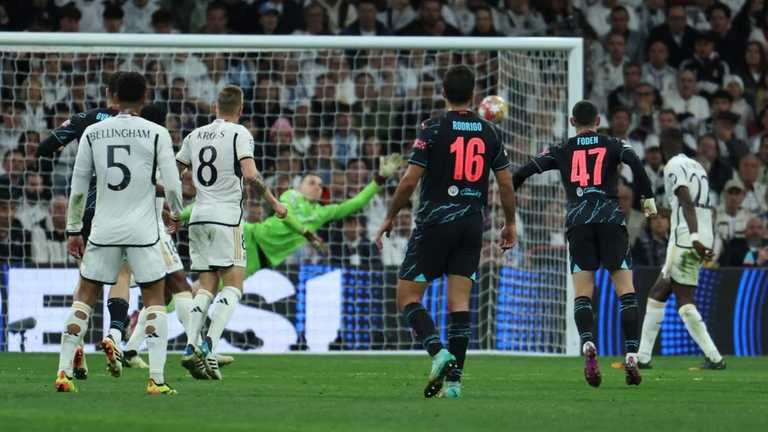 Фоден пробивает по воротам Лунина / EFE Фоден пробивает по воротам Лунина / EFE