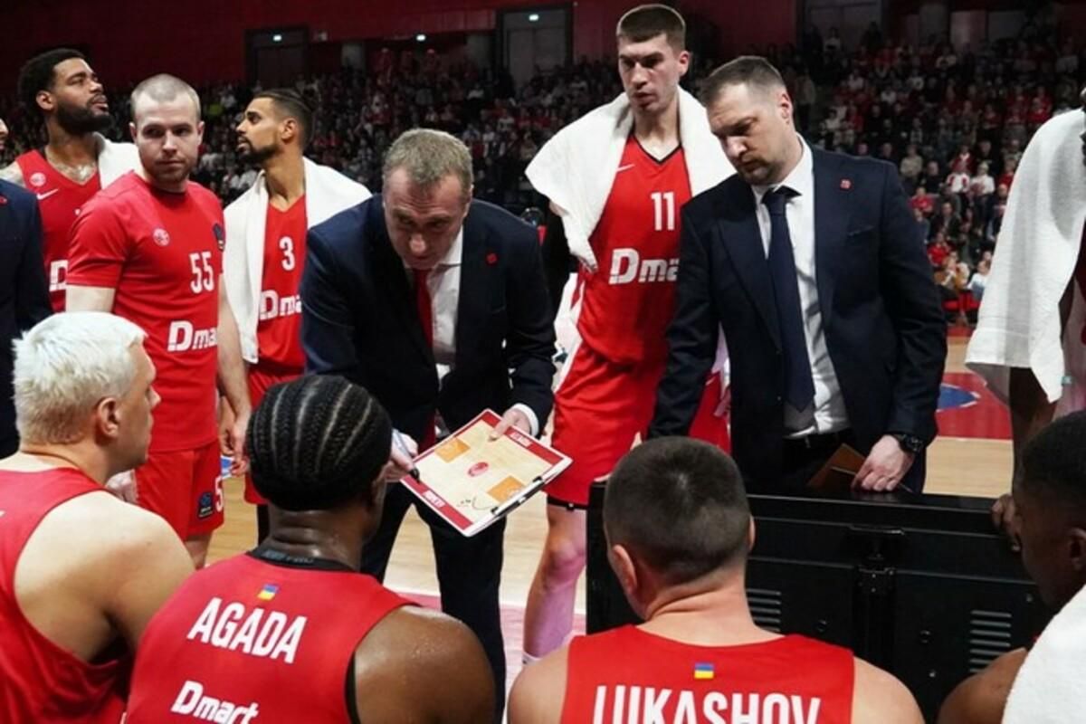 Ронен Гинзбург и его подопечные / фото: БК Прометей