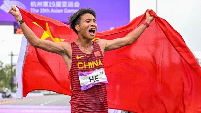 У китайського марафонця відібрали перемогу – він найняв африканців, які допомогли йому прибігти першим