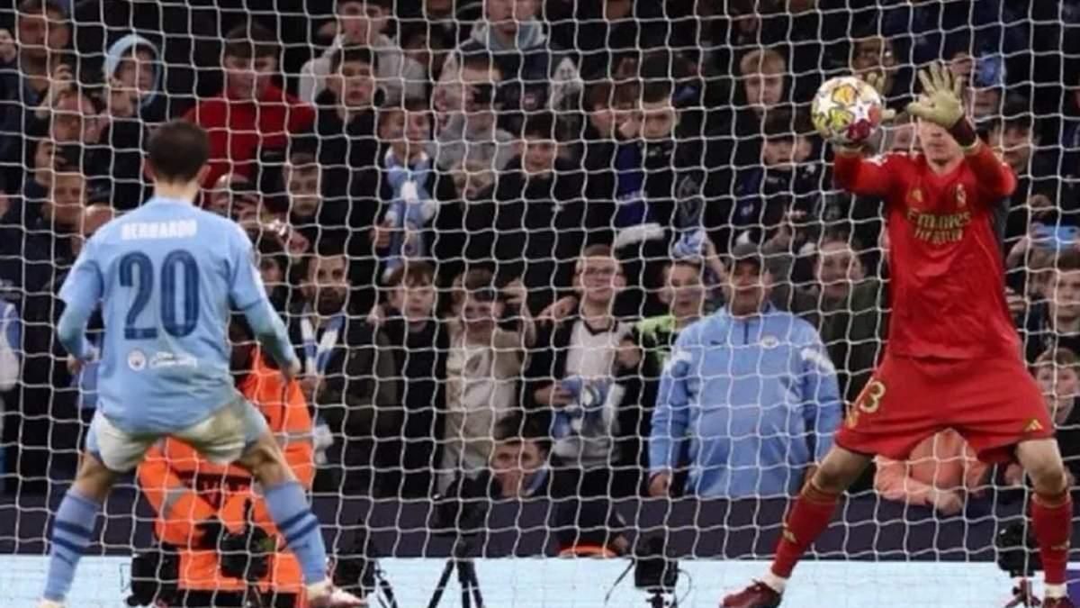 Лунін парирує удар Сілви / Скріншот з трансляції