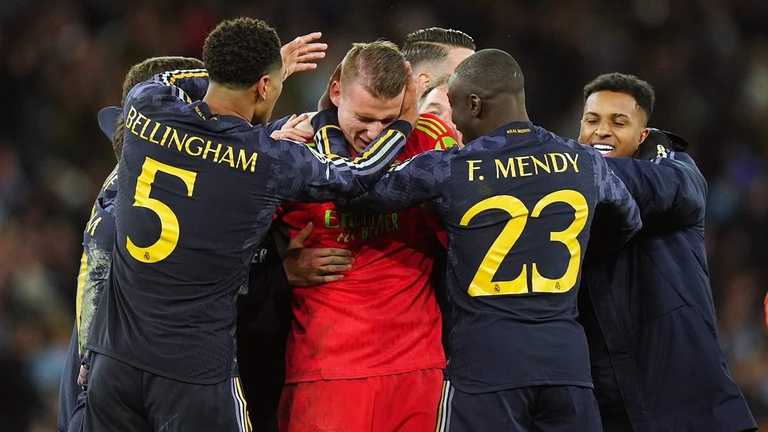 Игроки Реала поздравляют Лунина / Андрей Лунин / Getty Images