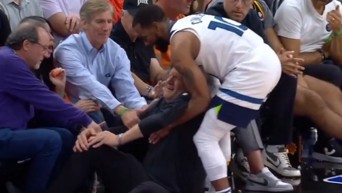 Звездный тренер НБА получил тяжелую травму после столкновения с подопечным прямо во время игры - эпическое видео