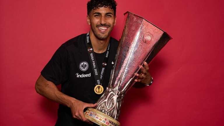 Баркок с трофеем Лиги Европы / Фото из Instagram Баркок с трофеем Лиги Европы / Фото из Instagram