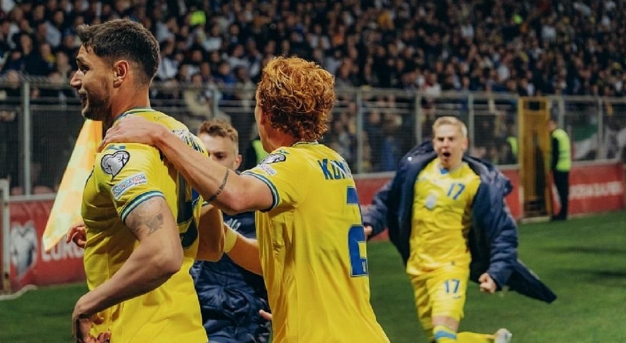 Збірна святкує гол Яремчука / Фото Андрія Ющака