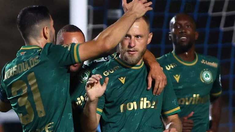 Роман Безус (в центре) / ФК Омония Роман Безус (в центре) / ФК Омония