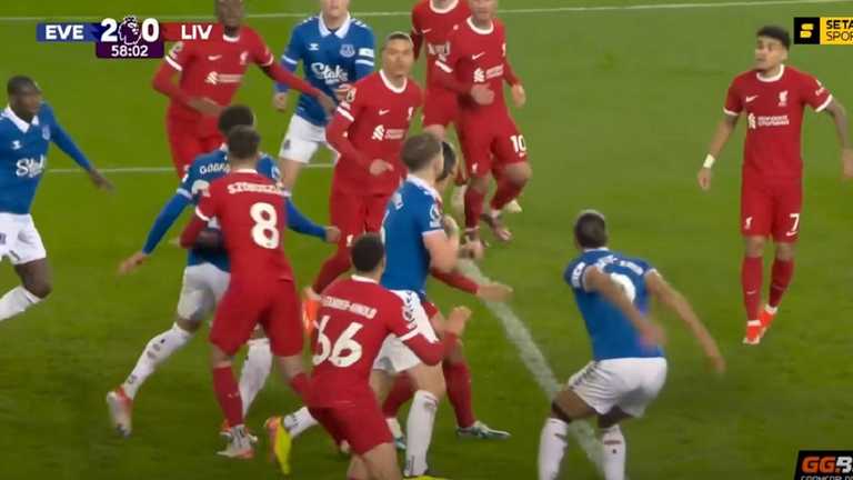 Еверртон обіграв Ліверпуль / Скріншот з трансляції Еверртон обіграв Ліверпуль / Скріншот з трансляції